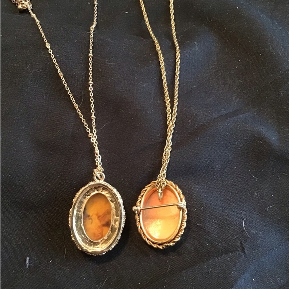 VINTAGE LOT OF 2 CAMEO PENDANTS GOLD TONE NECKLACE GUC - Picture 2 of 3